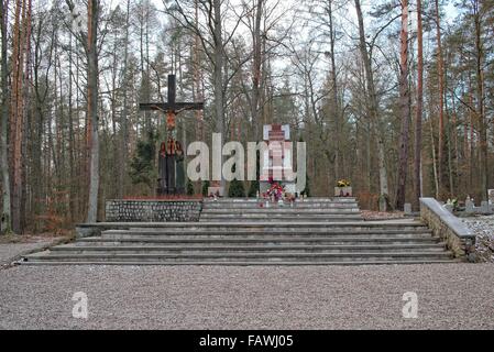 Szpegawsk Polen 5. Januar 2015 im Wald in der Nähe von Szpegawsk, nördlichen Polen (Las Szpegawski) deutschen Nazis in der Nähe von 7000 polnische und jüdische Inhibitians Starogard Gdanski und Kociewie und Pommern Regionen ausgerottet. Die Opfer wurden in 39 Masse Gruben begraben. Nationale Aktivisten, Lehrer, Priester, intellektuelle und psychiatrischen Klinik in Kocborowo Patienten wurden im Szpegawski-Wald ermordet. Bildnachweis: Michal Fludra/Alamy Live-Nachrichten Stockfoto