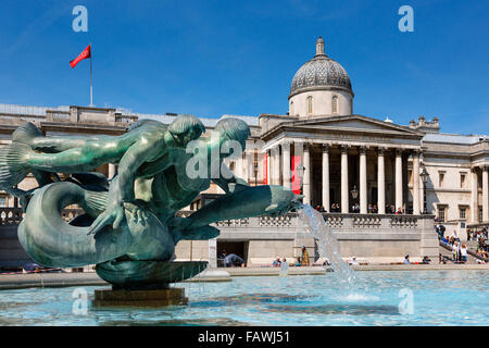 Die National Gallery und Brunnen in Trafalgar Square, London, England, UK. Stockfoto