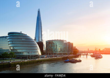 London, Splitter und Rathaus bei Sonnenuntergang Stockfoto