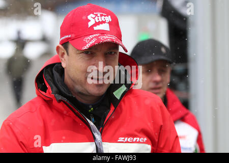 Bischofshofen, Österreich. 5. Januar 2016. Cheftrainer Alexander Pointner Bulgariens ist in der vierten Phase des Skispringen Vierschanzentournee in Bischofshofen, Österreich, 5. Januar 2016 gesehen. Foto: Daniel Karmann/Dpa/Alamy Live News Stockfoto