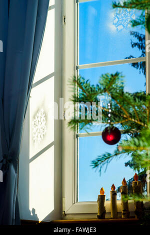 Weihnachtsdekoration der neue PVC-Fenster, Komfort zu Hause Stockfoto