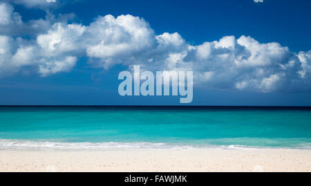 Weißer Sandstrand am Eagle Beach in der Nähe von Oranjestad, Aruba, West Indies Stockfoto