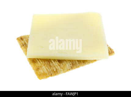 Ein Stück Cheddar-Käse auf ein Vollkorn-Cracker isoliert auf einem weißen Hintergrund. Stockfoto