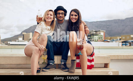 Porträt der besten Freunde mit einer Party auf der Dachterrasse. Junger Mann und Frauen Cocktail Party im Freien. Junge Menschen partyi Stockfoto