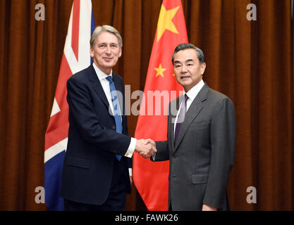 Peking, China. 5. Januar 2016. Chinese Foreign Minister Wang Yi (R) trifft sich mit britischen Außenminister Philip Hammond in Peking, 5. Januar 2016. Bildnachweis: Zhang Ling/Xinhua/Alamy Live-Nachrichten Stockfoto