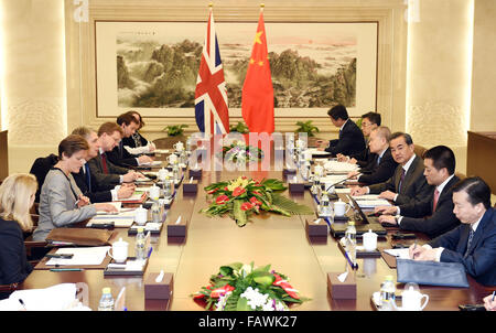 Peking, China. 5. Januar 2016. Chinesischen Außenminister Wang Yi (3. R) trifft sich mit britischen Außenminister Philip Hammond (3. L) in Peking, 5. Januar 2016. Bildnachweis: Zhang Ling/Xinhua/Alamy Live-Nachrichten Stockfoto