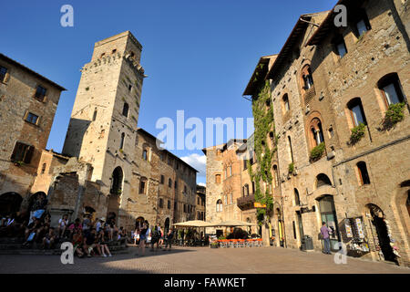 Piazza della Cisterna, San Gimignano, Toskana, Italien Stockfoto