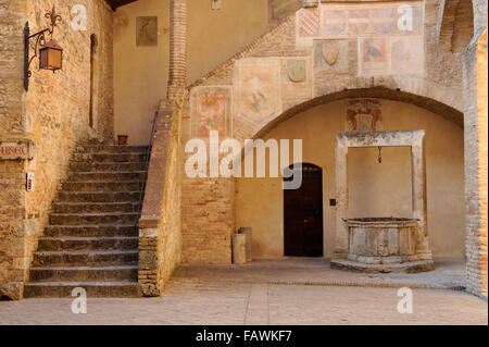 Innenhof (14. Jahrhundert), Palazzo del Popolo, Stadtmuseum, San Gimignano, Toskana, Italien Stockfoto