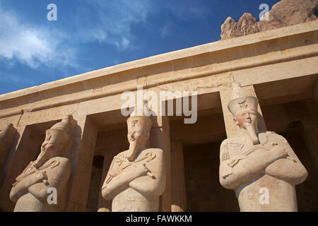 Osirian Statuen bei Leichenhalle Tempel der Königin Hatshepsut / Djeser-Djeseru, Deir el Bahari in der Nähe von Tal der Könige, Luxor, Ägypten Stockfoto