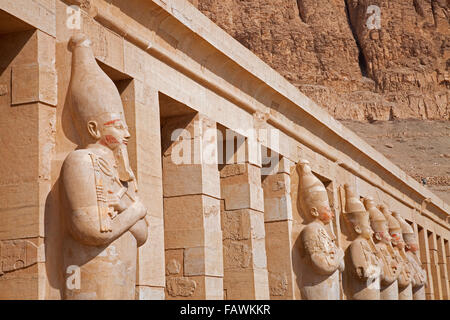 Osirian Statuen bei Leichenhalle Tempel der Königin Hatshepsut / Djeser-Djeseru, Deir el Bahari in der Nähe von Tal der Könige, Luxor, Ägypten Stockfoto