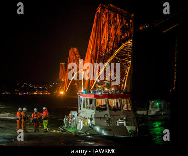 Nachtansicht mit Fähre und seinen Arbeitnehmern South Queensferry in rauem Wetter die Forth Rail Bridge entnommen. Stockfoto