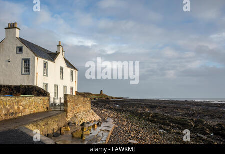 Küsten-Ansicht aus dem Dorf von St Monan des mit der Windmühle in der Ferne und ein Häuschen im Vordergrund, Fife, Schottland. Stockfoto