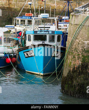 Angelboote/Fischerboote vertäut im Inneren der Hafenmauer in Pittenweem auf der Küste von Fife, Schottland Stockfoto