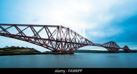 Forth Rail Bridge. Fotografiert von North Queensferry ist dies eine Eisenbahnbrücke über den Firth of Forth, Schottland, UK Stockfoto