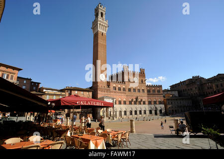 Italien, Toskana, Siena, Piazza del Campo, Cafés Stockfoto
