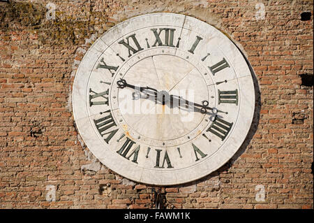 Italien, Toskana, Siena, Piazza del Duomo, Spedale di Santa Maria della Scala, alte Uhr (1643 n. Chr.) mit nur Stundenzeiger Stockfoto