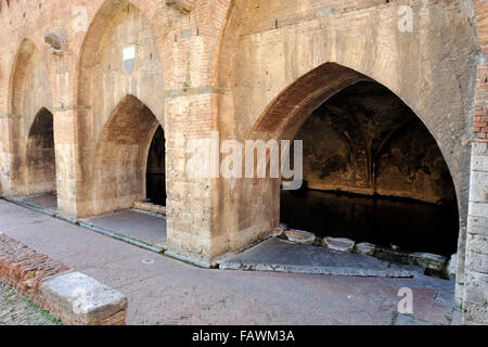 Italien, Toskana, Siena, Fontebranda Brunnen Stockfoto