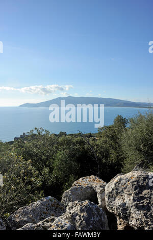 Italien, Toskana, Argentario, Orbetello, Ansedonia, Meer und Landzunge des Monte Argentario von der antiken Stadt Cosa aus gesehen Stockfoto