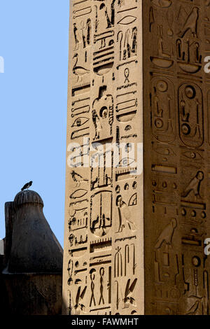 Ägyptische Hieroglyphen auf rotem Granitobelisk im Luxor-Tempel in Ägypten Stockfoto