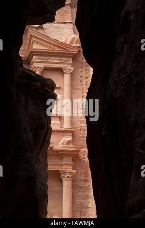 Al Khazneh / The Treasury von al-Siq gesehen / The Siq / die Welle, Haupteingang, die antike Stadt Petra, Süden von Jordanien Stockfoto