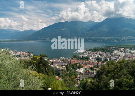 Blick von einem Hügel auf Lago Maggiore See und die Stadt Locarno, Tessin, Schweiz. Stockfoto