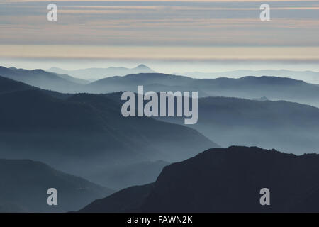 Misty Sierra Nevada Vorberge in der Nähe von Sequoia Nationalpark CA Stockfoto