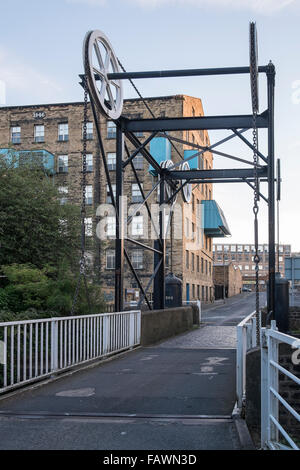 Die "Lok-Brücke" oder "Turnbridge Hubbrücke" am breiten Kanal in Huddersfield, West Yorkshire. Stockfoto