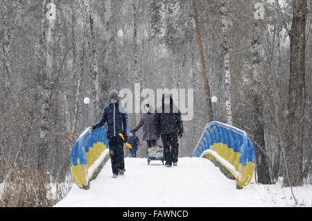 Kiew, Ukraine. 4. Dezember 2015. Familie spazieren im Park bei starkem Schneefall in Kiew. © Swoboda Stepanov/ZUMA Draht/Alamy Live-Nachrichten Stockfoto