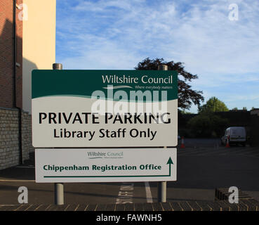 Private Parkplatz Bibliothek Mitarbeiter nur Zeichen, Chippenham, Wiltshire, UK Stockfoto