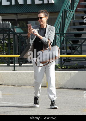 Schauspielerin Minnie Driver, für einige Last-Minute-einkaufen mit einem männlichen Begleiter in Hollywood Ca vor Thanksgiving bei Whole Foods.  Mitwirkende: Minnie Driver wo: Hollywood, Kalifornien, Vereinigte Staaten, wann: 25. November 2015 Stockfoto