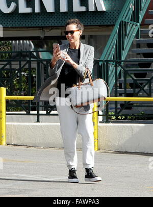 Schauspielerin Minnie Driver, für einige Last-Minute-einkaufen mit einem männlichen Begleiter in Hollywood Ca vor Thanksgiving bei Whole Foods.  Mitwirkende: Minnie Driver wo: Hollywood, Kalifornien, Vereinigte Staaten, wann: 25. November 2015 Stockfoto