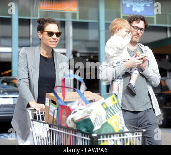 Schauspielerin Minnie Driver, für einige Last-Minute-einkaufen mit einem männlichen Begleiter in Hollywood Ca vor Thanksgiving bei Whole Foods.  Mitwirkende: Minnie Driver wo: Hollywood, Kalifornien, Vereinigte Staaten, wann: 25. November 2015 Stockfoto