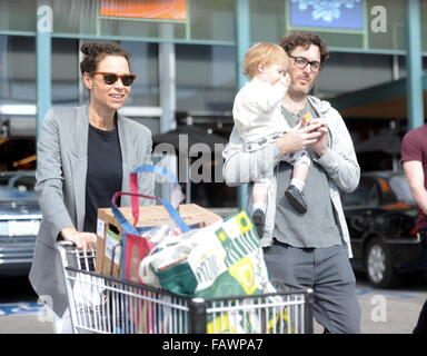 Schauspielerin Minnie Driver, für einige Last-Minute-einkaufen mit einem männlichen Begleiter in Hollywood Ca vor Thanksgiving bei Whole Foods.  Mitwirkende: Minnie Driver wo: Hollywood, Kalifornien, Vereinigte Staaten, wann: 25. November 2015 Stockfoto