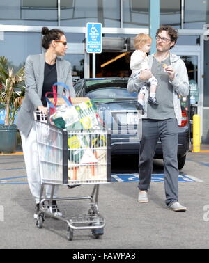 Schauspielerin Minnie Driver, für einige Last-Minute-einkaufen mit einem männlichen Begleiter in Hollywood Ca vor Thanksgiving bei Whole Foods.  Mitwirkende: Minnie Driver wo: Hollywood, Kalifornien, Vereinigte Staaten, wann: 25. November 2015 Stockfoto