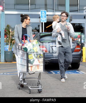 Schauspielerin Minnie Driver, für einige Last-Minute-einkaufen mit einem männlichen Begleiter in Hollywood Ca vor Thanksgiving bei Whole Foods.  Mitwirkende: Minnie Driver wo: Hollywood, Kalifornien, Vereinigte Staaten, wann: 25. November 2015 Stockfoto