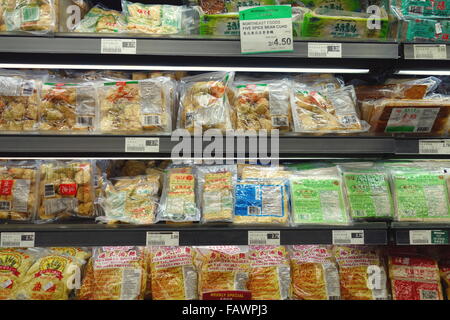 Tofu-Auswahl in einem asiatischen Supermarkt in Toronto, Kanada Stockfoto