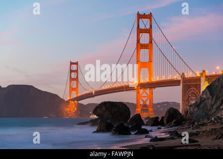 Golden Gate Bridge, Marshalls Strand, Nacht, Felsküste, San Francisco, USA Stockfoto