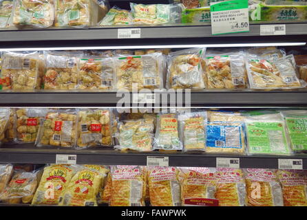 Tofu-Auswahl in einem asiatischen Supermarkt in Toronto, Kanada Stockfoto