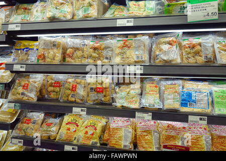 Tofu-Auswahl in einem asiatischen Supermarkt in Toronto, Kanada Stockfoto