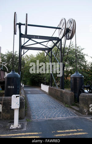 Die "Lok-Brücke" oder "Turnbridge Hubbrücke" am breiten Kanal in Huddersfield, West Yorkshire. Stockfoto