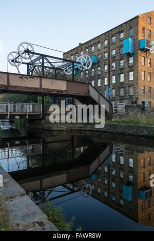 Die "Lok-Brücke" oder "Turnbridge Hubbrücke" am breiten Kanal in Huddersfield, West Yorkshire. Stockfoto