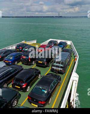 Autos auf Red Funnel Autofähre Reisen in The Solent zwischen Southampton und Cowes auf der Isle Of Wight südlichen England UK Stockfoto