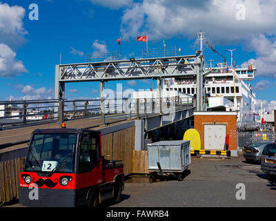 Red Funnel Car Ferry Terminal Laderampe in Cowes auf der Isle Of Wight England UK mit Southampton Fähre im Hintergrund Stockfoto