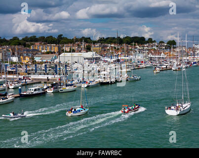 Segelboote und den Hafen in Cowes während der Cowes Week eine Regatta statt jedes Jahr im August auf der Isle Of Wight südlichen England UK Stockfoto