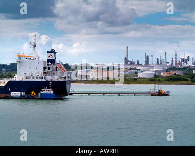 Fawley Oil Raffinerie Southampton Wasser Hampshire England UK im Besitz von Esso und verantwortlich für etwa 20 % der Raffineriekapazitäten UK Stockfoto