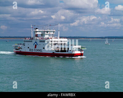 Red Funnel Autofähre Red Eagle Reisen in The Solent zwischen Southampton und Cowes auf der Isle Of Wight südlichen England UK Stockfoto