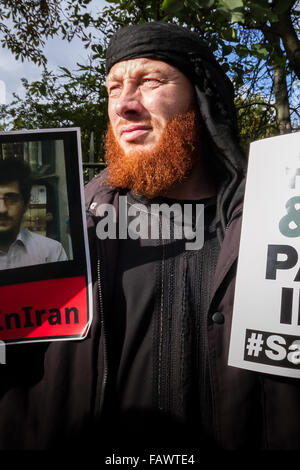 Datei-IMAGES: London, UK. 5. Januar 2016. Datei-Images von 18.09.2013: britische Islamist Ibrahim Anderson von Luton wurde von der Polizei für die Unterstützung einer verbotenen Organisation angeblich Einladung belastet. Anderson, 38, wurde im Dezember 2015 von der Metropolitan Police Counter Terror Befehl verhaftet nach einer Untersuchung. Anderson trommelte, Unterstützung für Islamische Staat durch Verteilen von Flugblättern in der Oxford Street. Sehen Sie hier auf einen Protest organisiert von radikalen Anjem Choudary gegenüber der iranischen Botschaft in London 18.09.2013 Credit: Guy Corbishley/Alamy Live News Stockfoto