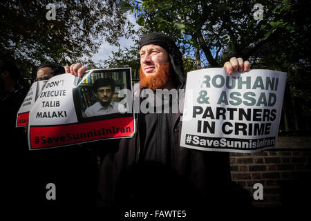 Datei-IMAGES: London, UK. 5. Januar 2016. Datei-Images von 18.09.2013: britische Islamist Ibrahim Anderson von Luton wurde von der Polizei für die Unterstützung einer verbotenen Organisation angeblich Einladung belastet. Anderson, 38, wurde im Dezember 2015 von der Metropolitan Police Counter Terror Befehl verhaftet nach einer Untersuchung. Anderson trommelte, Unterstützung für Islamische Staat durch Verteilen von Flugblättern in der Oxford Street. Sehen Sie hier auf einen Protest organisiert von radikalen Anjem Choudary gegenüber der iranischen Botschaft in London 18.09.2013 Credit: Guy Corbishley/Alamy Live News Stockfoto