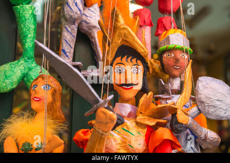 Puppen, Blick auf die farbenfrohen traditionellen Pappmaché Marionetten, die für den Verkauf auf dem Corso Umberto in Taormina, Sizilien. Stockfoto