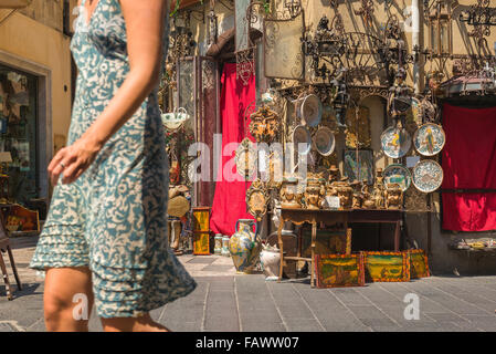 Taormina shopping, eine touristische Pässe Keramik und Vasen für Verkauf auf, außerhalb des Antiquitäten Shop in der Corso Umberto I, Taormina. Stockfoto